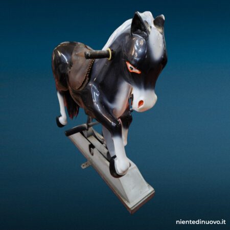 Vecchio cavallo da giostra in resina con sella in cuoio