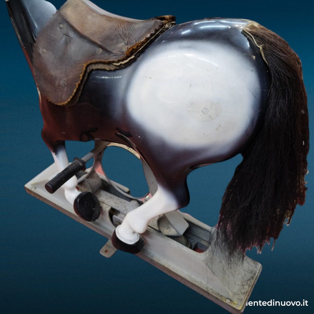 Vecchio cavallo da giostra in resina con sella in cuoio