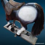 39755_2 Vecchio cavallo da giostra in resina con sella in cuoio