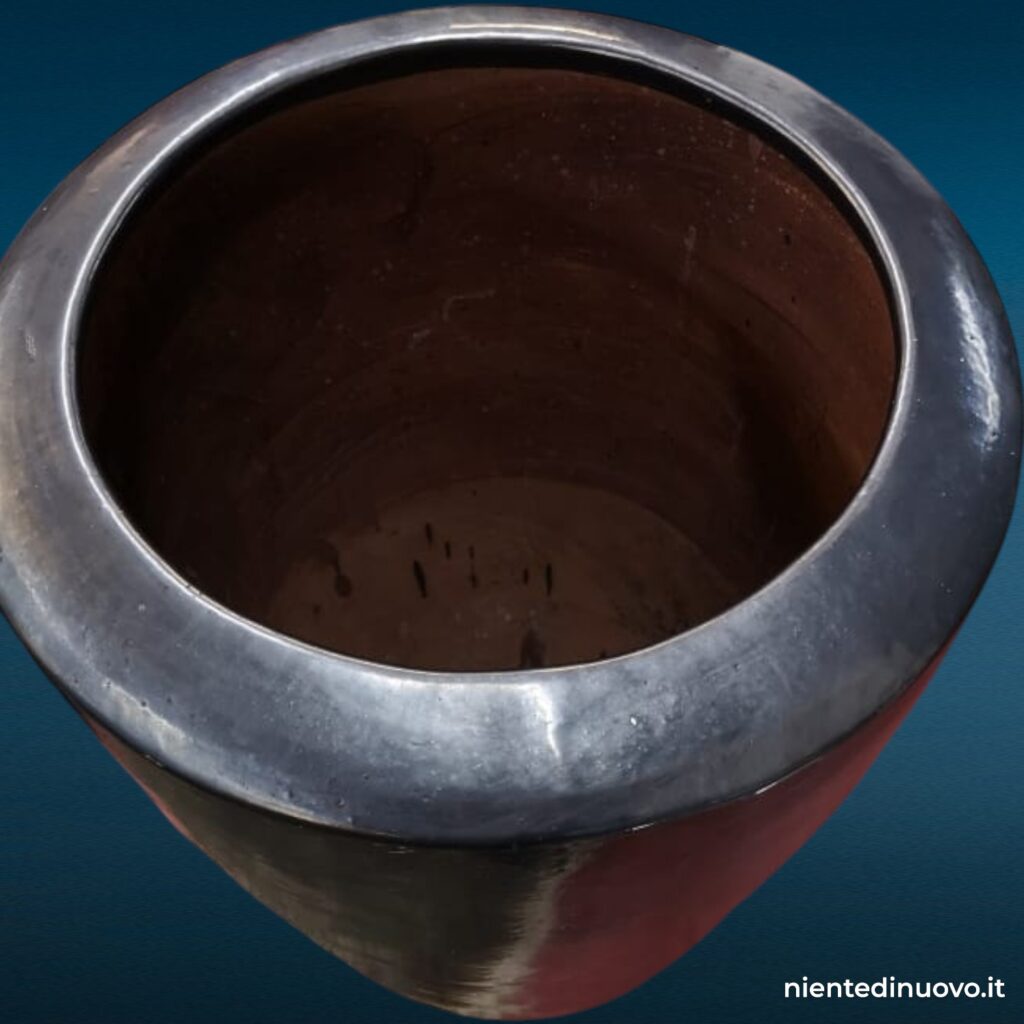 Vaso alto in ceramica dal profilo slanciato