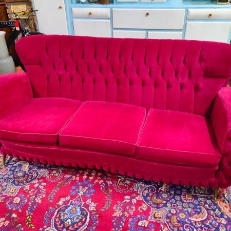 Divano anni '50 I.S.A. con tessuto trapuntato e piedini dorati.