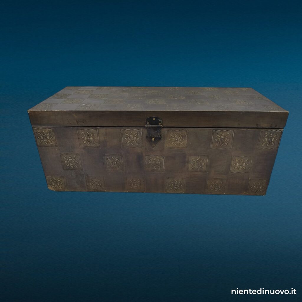 Baule in legno rivestito in lamina metallica con decorazioni sbalzate