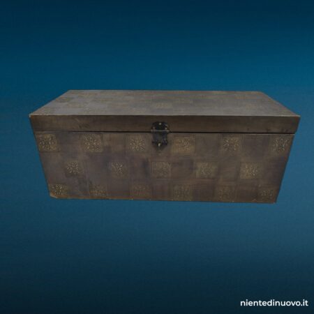 Baule in legno rivestito in lamina metallica con decorazioni sbalzate