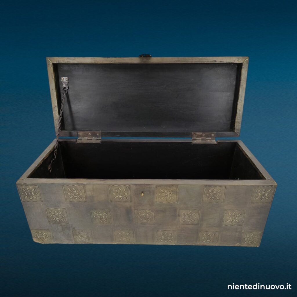 Baule in legno rivestito in lamina metallica con decorazioni sbalzate