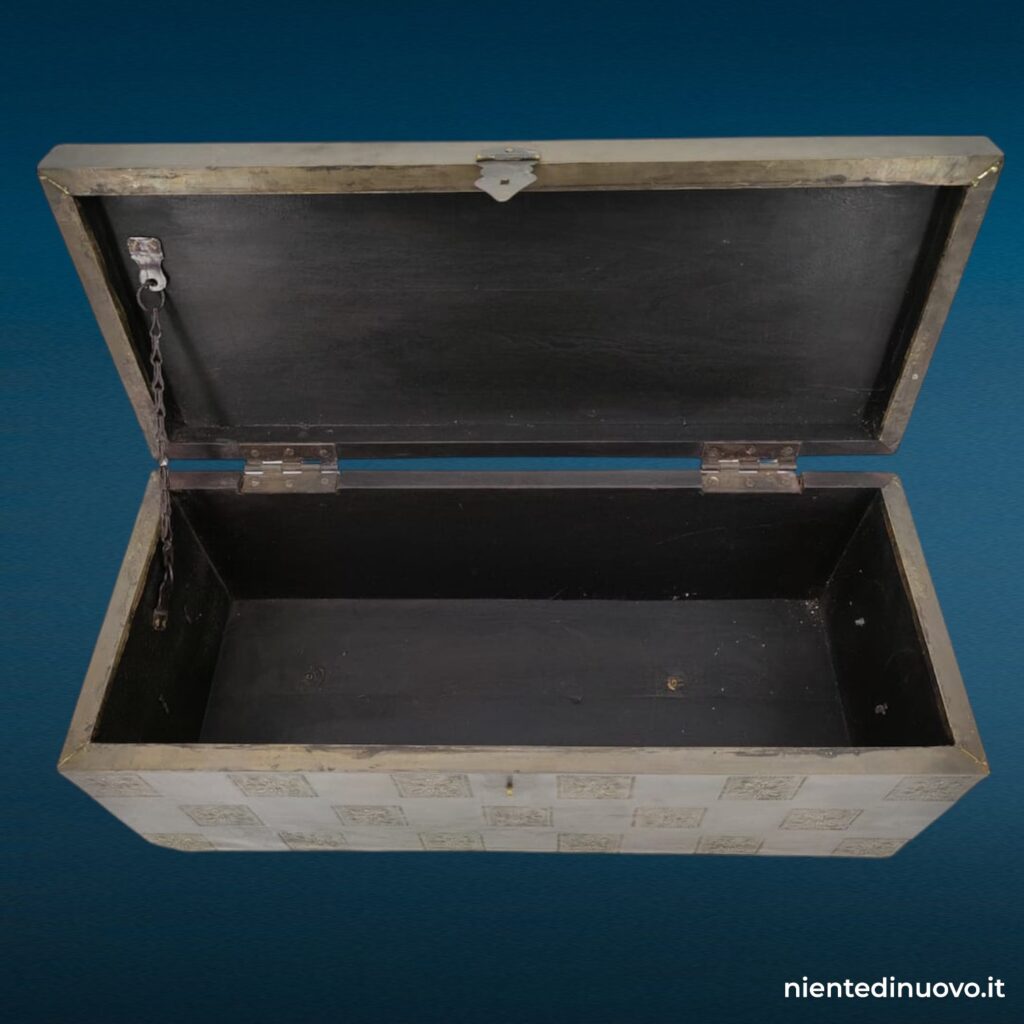Baule in legno rivestito in lamina metallica con decorazioni sbalzate