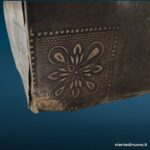 Baule in legno rivestito in lamina metallica con decorazioni sbalzate