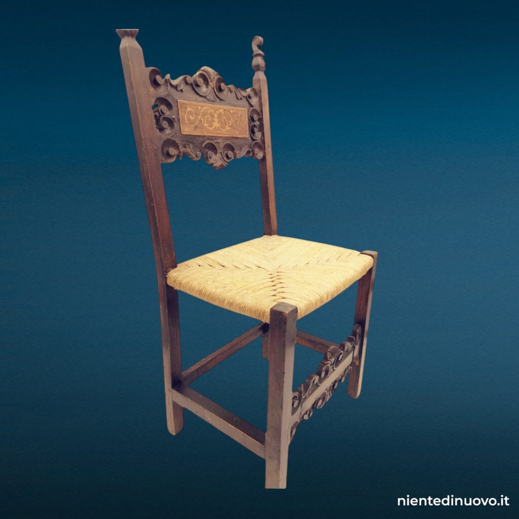Sedia intagliata in legno con seduta in paglia