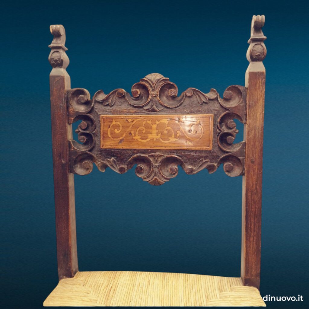 Sedia intagliata in legno con seduta in paglia