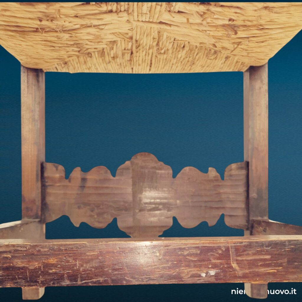 Sedia intagliata in legno con seduta in paglia