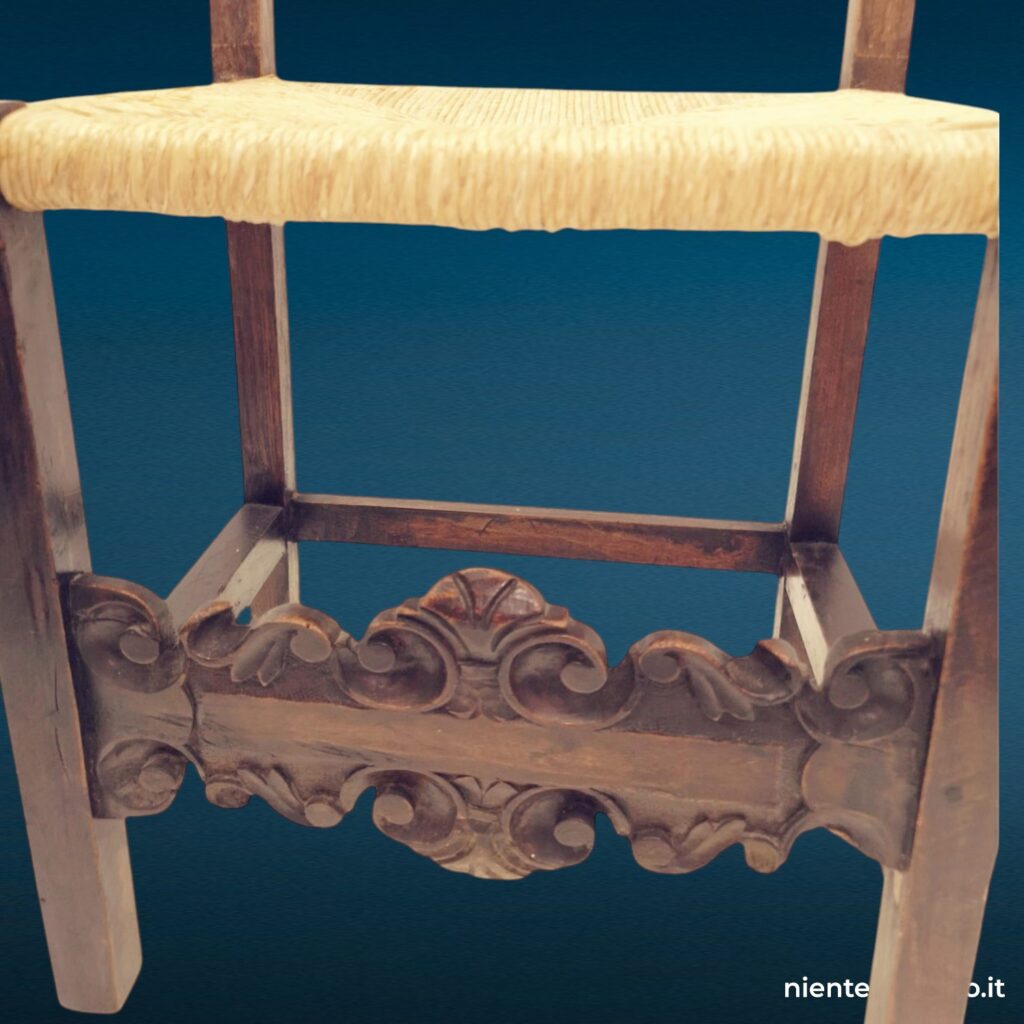 Sedia intagliata in legno con seduta in paglia