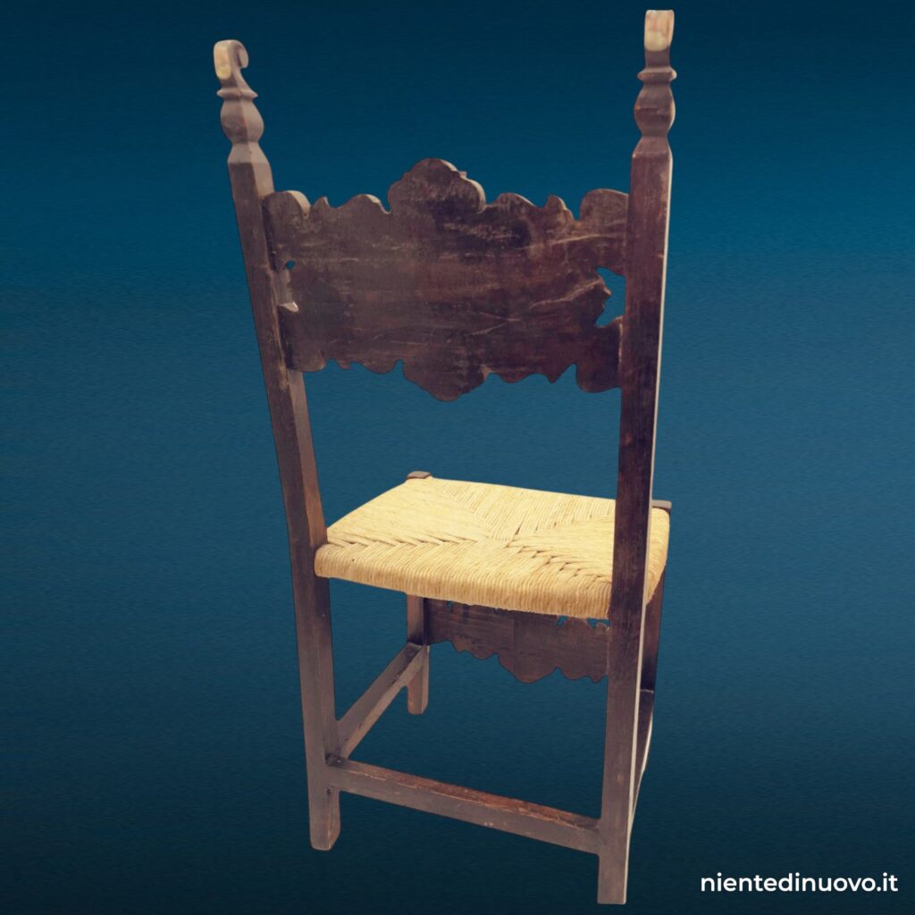 Sedia intagliata in legno con seduta in paglia