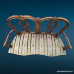 Divanetto Luigi XV in noce massello con seduta damascata, mobile d’epoca elegante