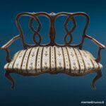 Divanetto Luigi XV in noce massello con seduta damascata, mobile d’epoca elegante