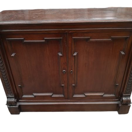 Credenza a due ante in legno massello con decoro intagliato, primi '900