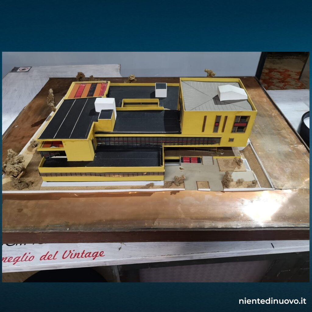 Plastico edificio residenziale anni 60 in teca