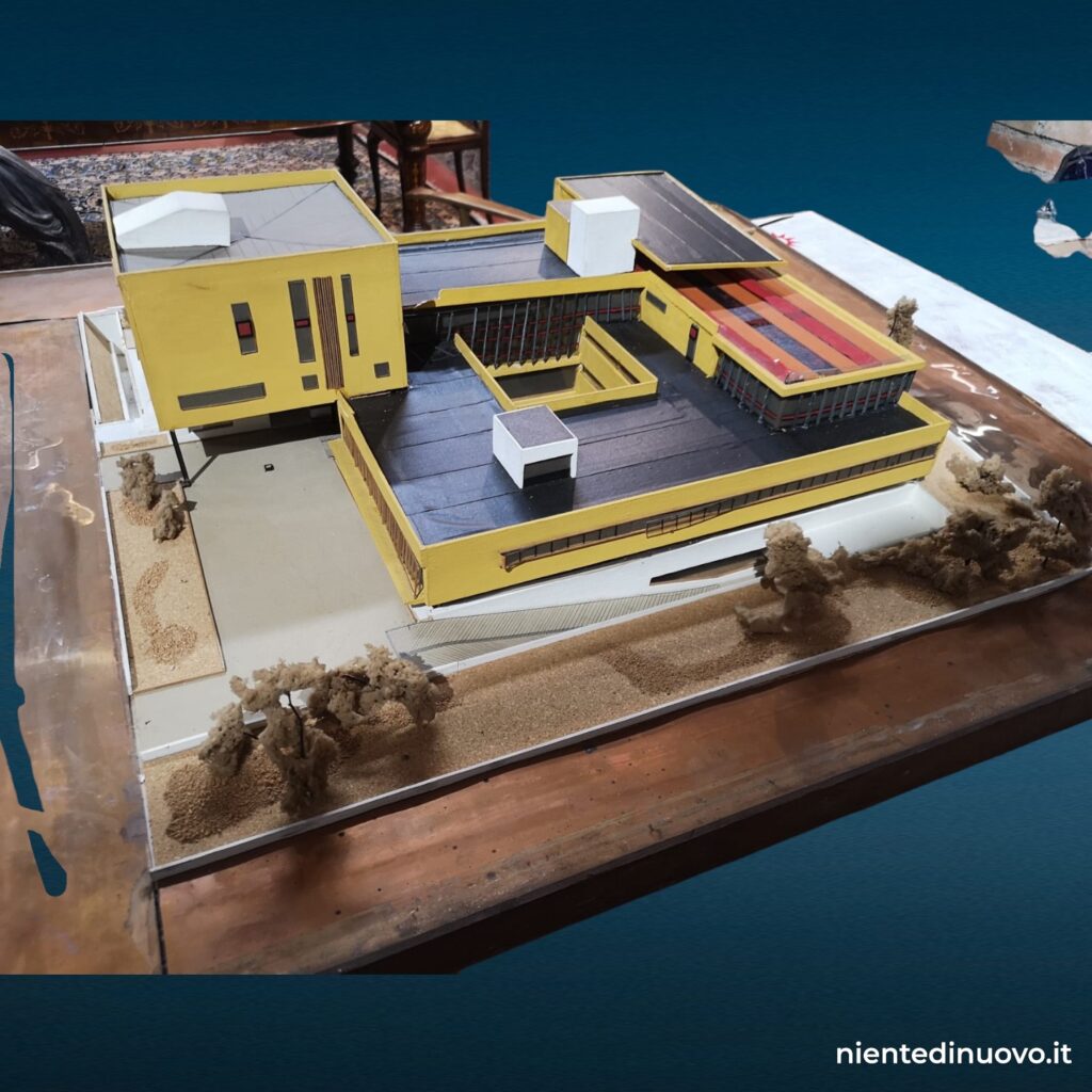 Plastico edificio residenziale anni 60 in teca