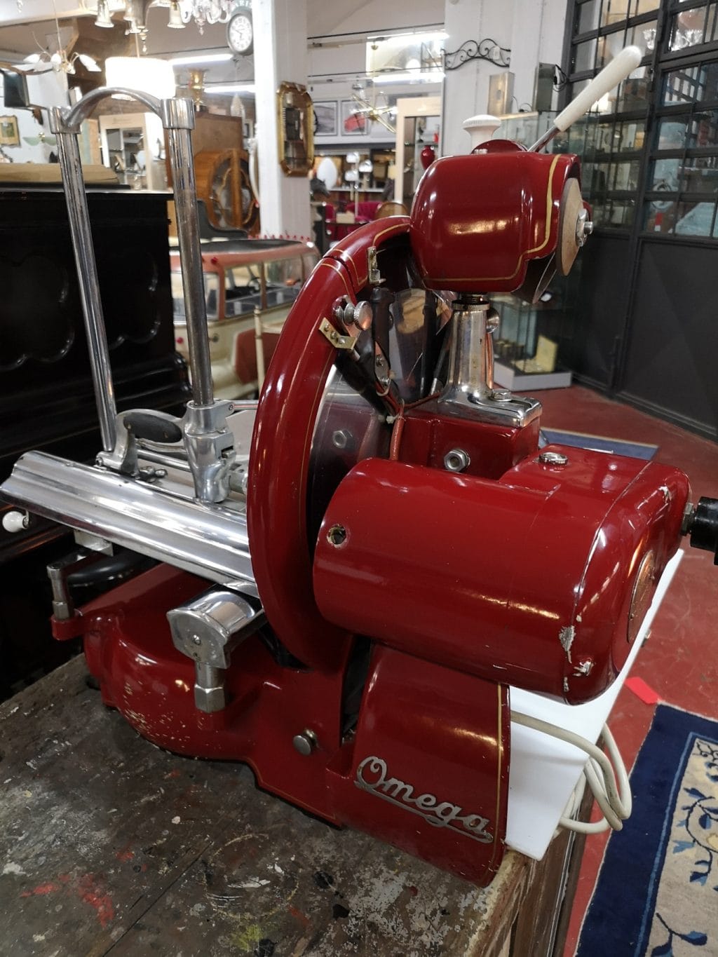 Affettatrice a volano Omega 370 d'epoca in ottime condizioni, con lama da 370 mm e motore elettrico trifase
