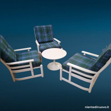 Poltroncina laccata anni '70 con cuscineria scozzese