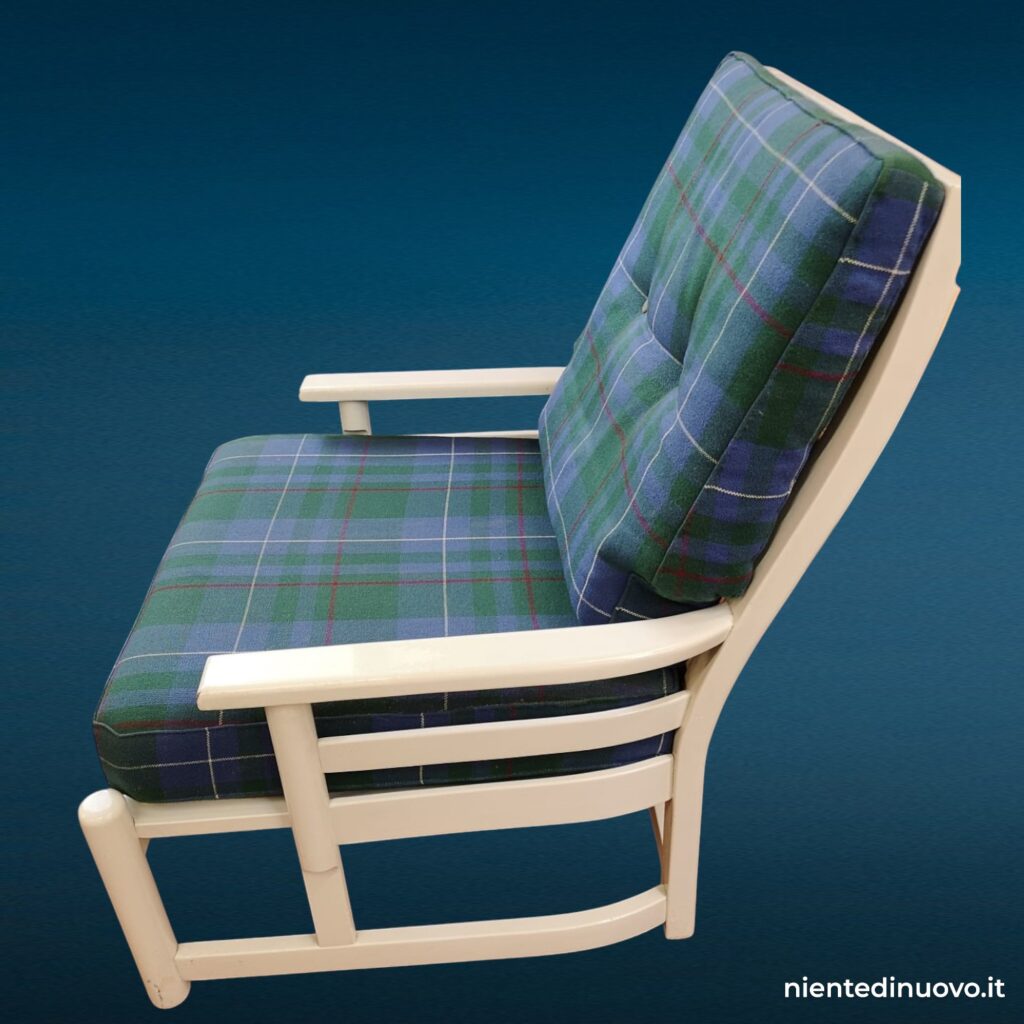 Poltroncina laccata anni '70 con cuscineria scozzese