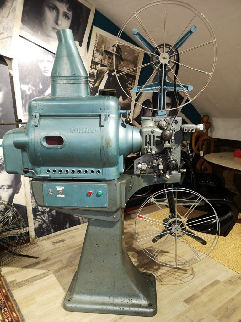 Vecchia macchina da cinema Bauer tedesca per proiezioni cinematografiche.
