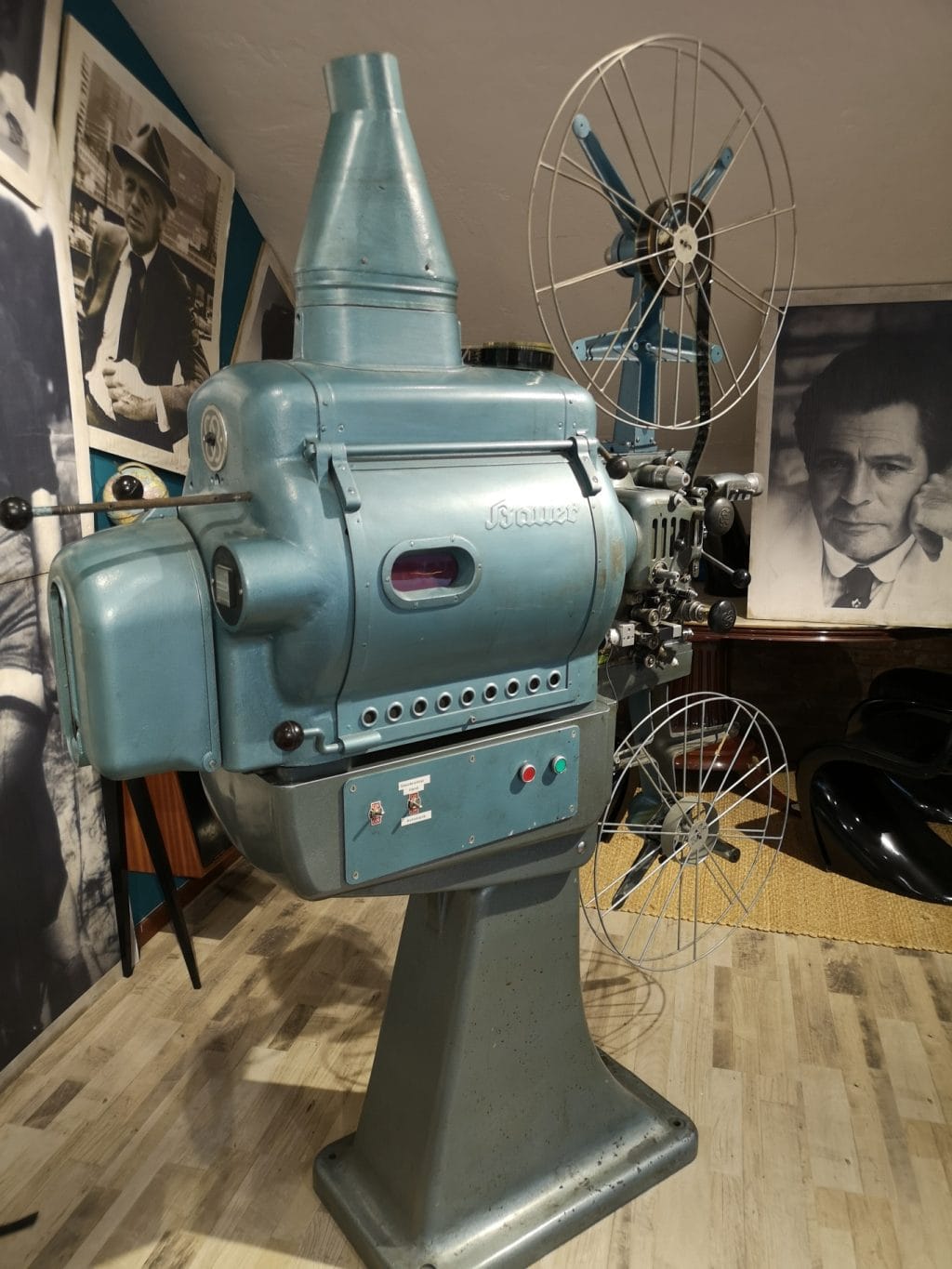 Vecchia macchina da cinema Bauer tedesca per proiezioni cinematografiche.
