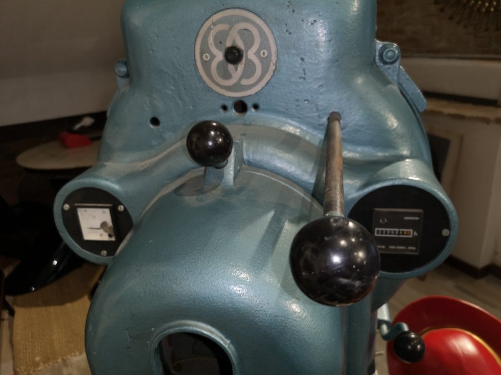 Vecchia macchina da cinema Bauer tedesca per proiezioni cinematografiche.