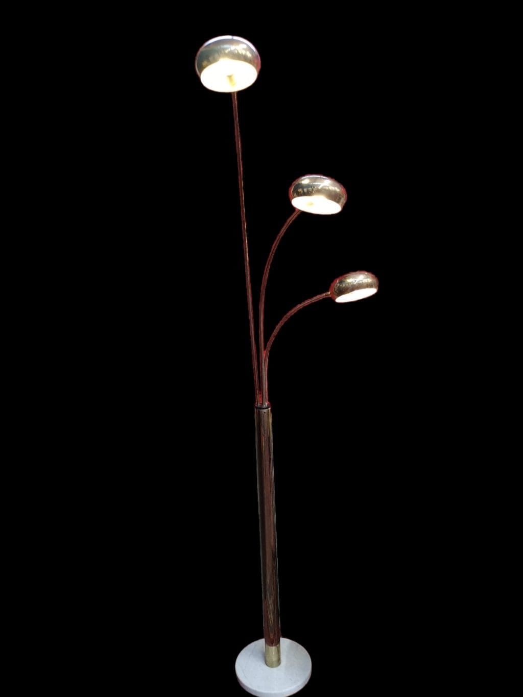 Lampada da terra 3 luci in metallo ottonato con base in marmo e luci orientabili, stile Goffredo Reggiani