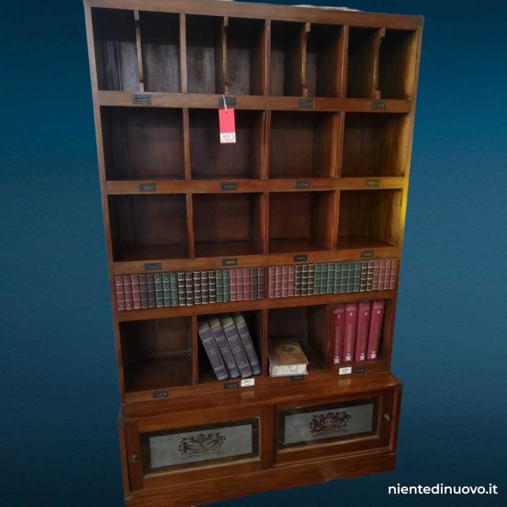 Libreria inglese in teak con cassetti e ante scorrevoli