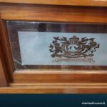 Libreria inglese in teak con cassetti e ante scorrevoli
