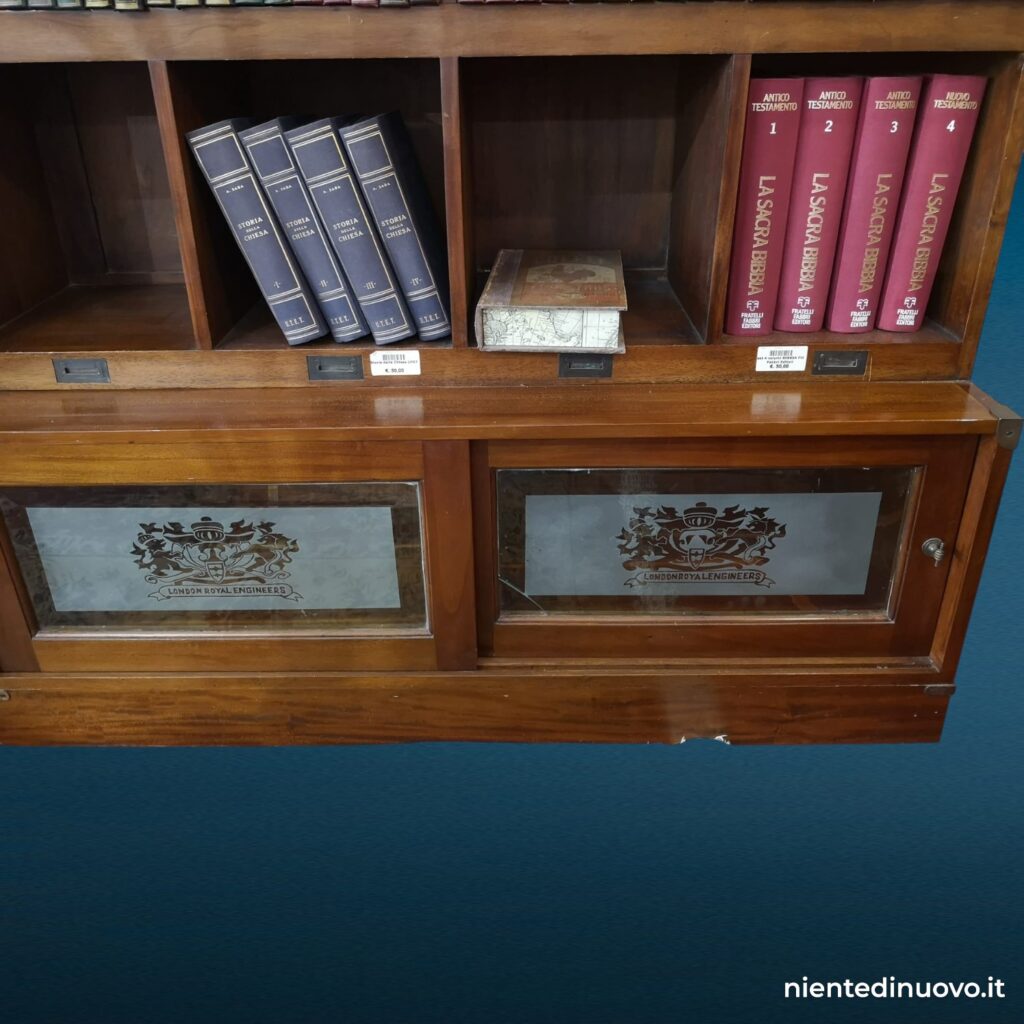 Libreria inglese in teak con cassetti e ante scorrevoli