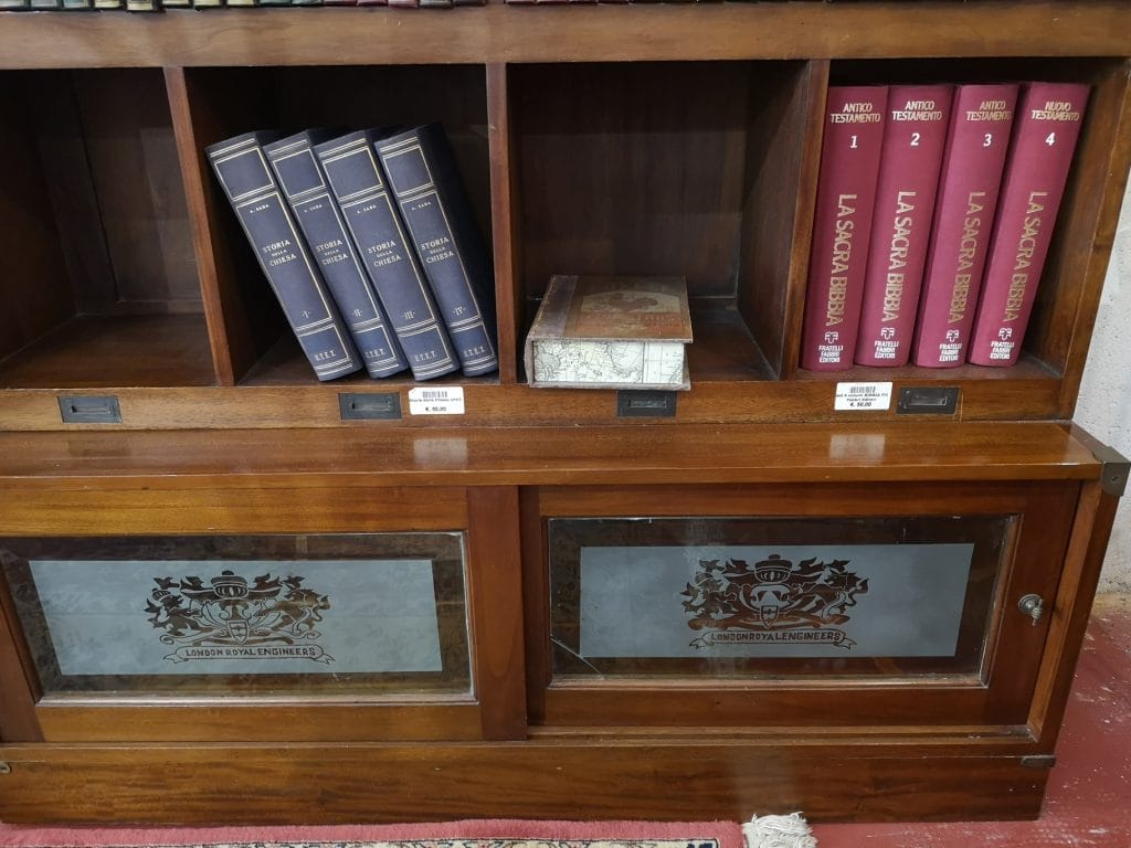 Mobile libreria inglese in teck con cassetti e ante scorrevoli