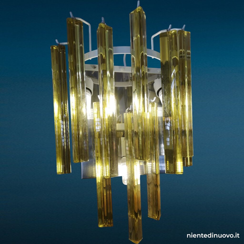 Applique in vetro di Murano con 10 triedri ambra e base cromata