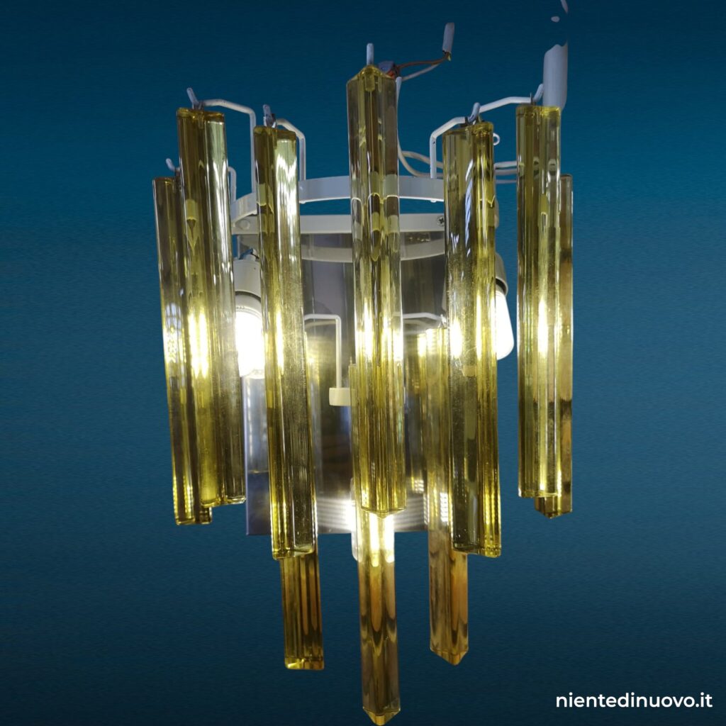 Applique in vetro di Murano con 10 triedri ambra e base cromata