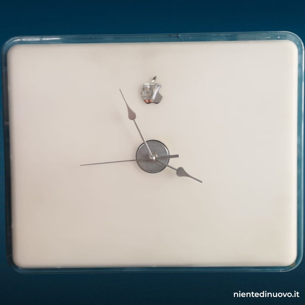 Orologio da muro ricavato da iMac G4