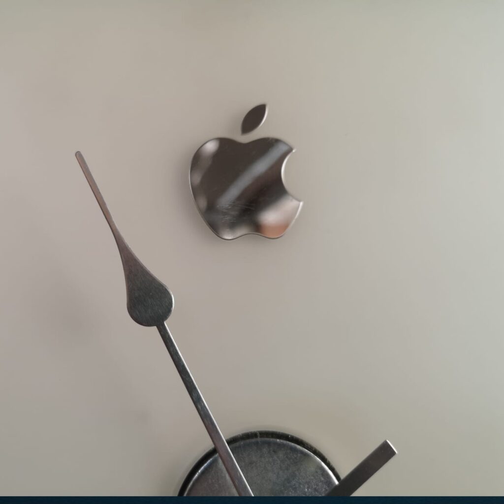 Orologio da muro ricavato da iMac G4