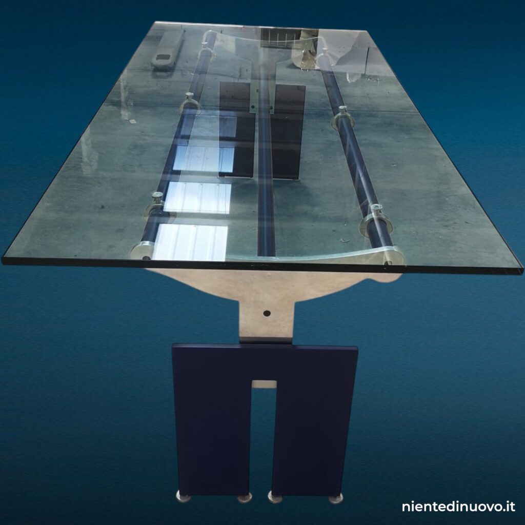 40153 Tavolo design in cristallo con struttura in acciaio e alluminio