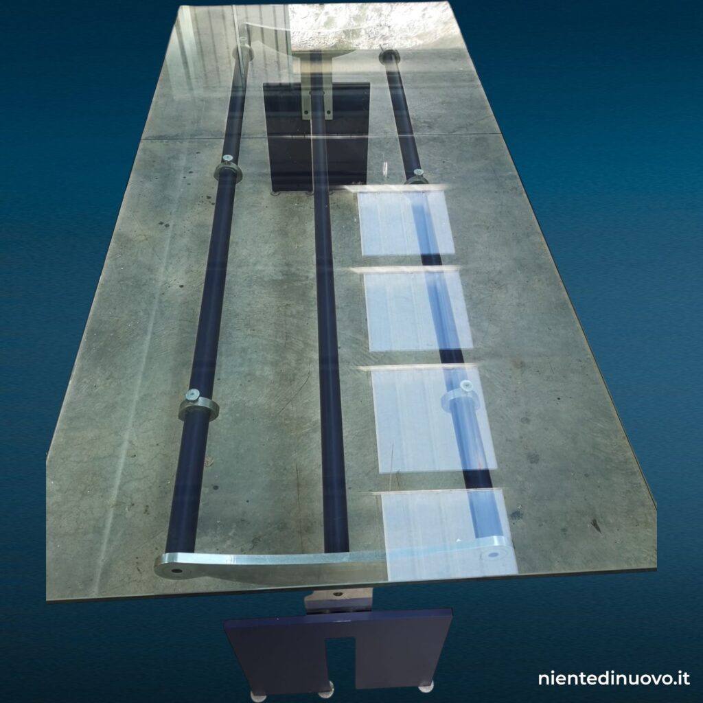 Tavolo design in cristallo con struttura in acciaio e alluminio