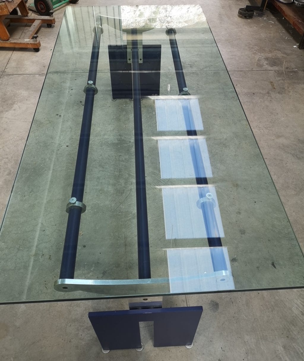 Tavolo design cristallo con struttura in acciaio e piano in vetro molato da 19 mm