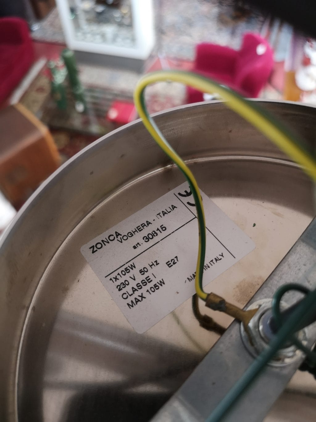 Sospensione Zonca in acciaio con tubetti in vetro bianchi e gialli e catene di perline in vetro