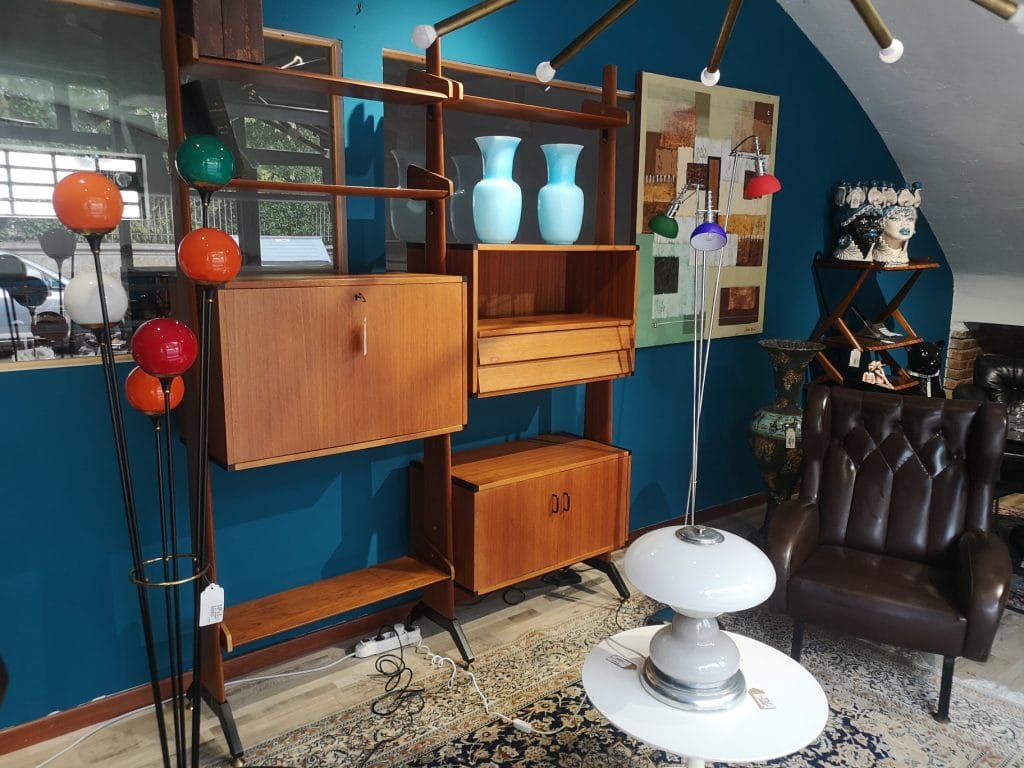 Pannello dipinto decorativo con decoro stilizzato su tela, ideale per ambienti moderni