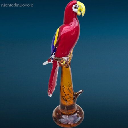 scultura di pappagallo in vetro