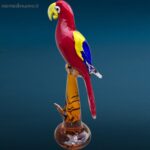 scultura di pappagallo in vetro