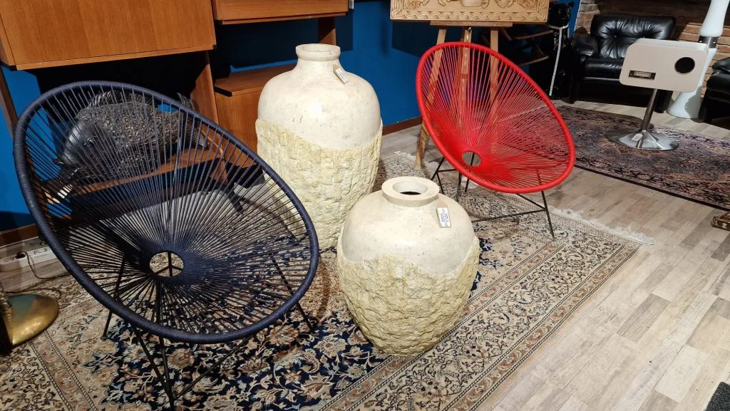 Poltrona in corda intrecciata con struttura in ferro nero e design elegante