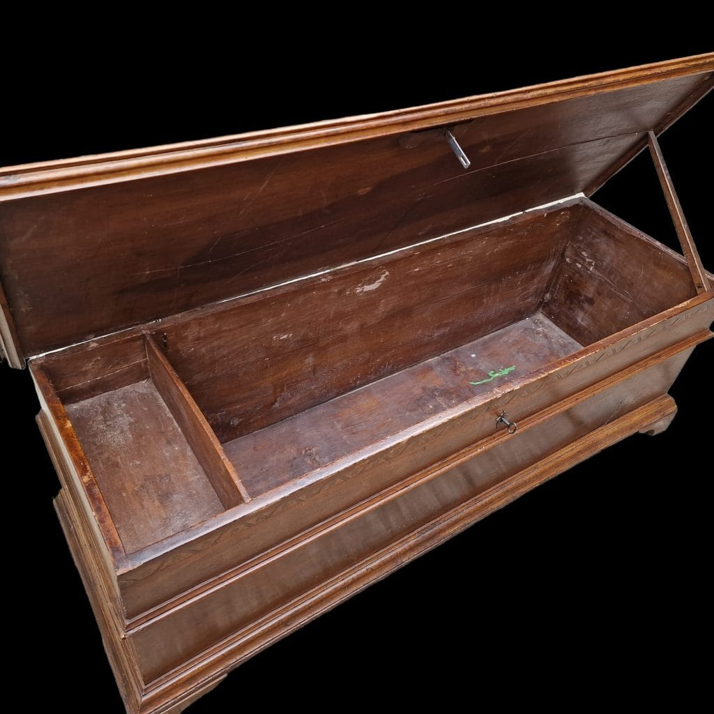 Cassapanca in noce massello del XIX secolo