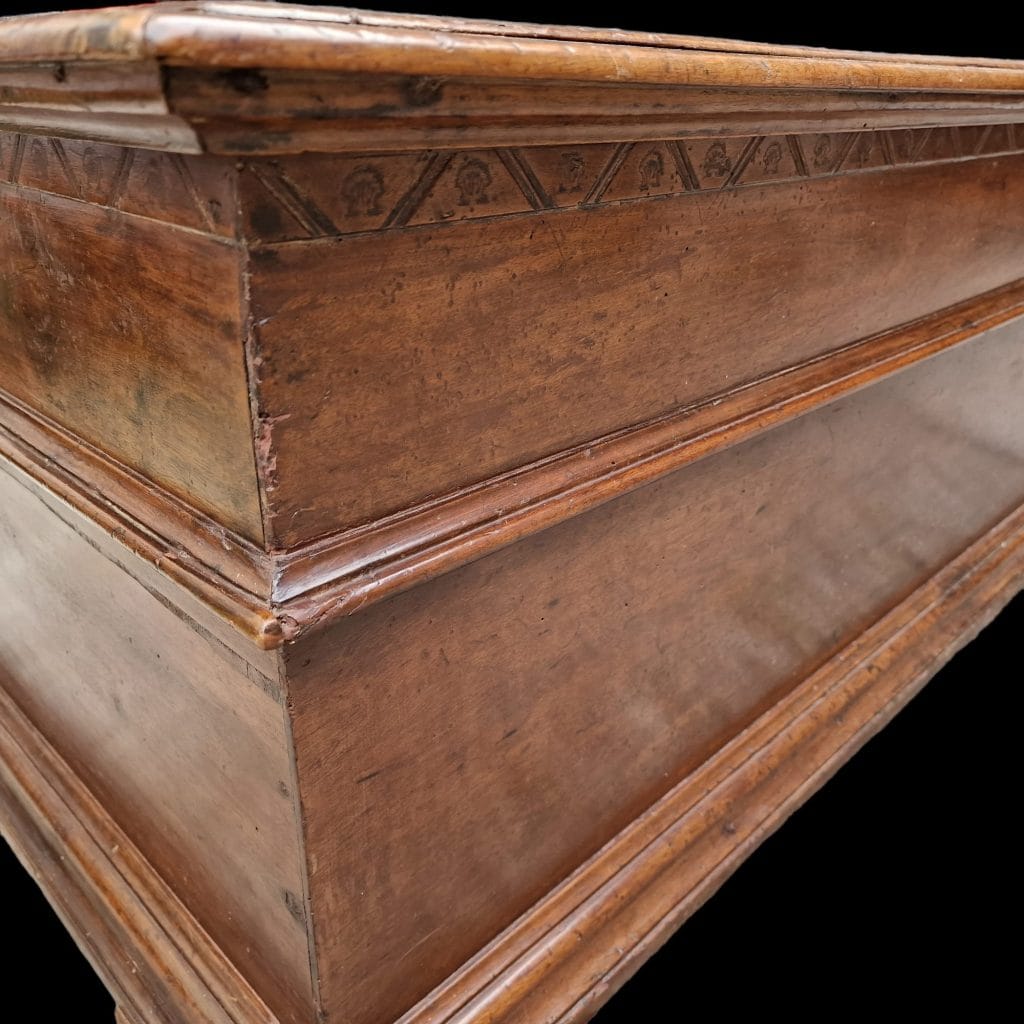 Cassapanca in noce massello del XIX secolo