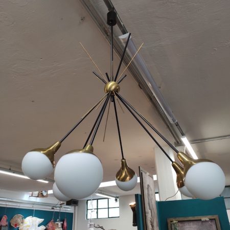 Lampadario 6 luci design anni '60 in ottone e vetro opalino, ispirato allo stile Stilnovo.