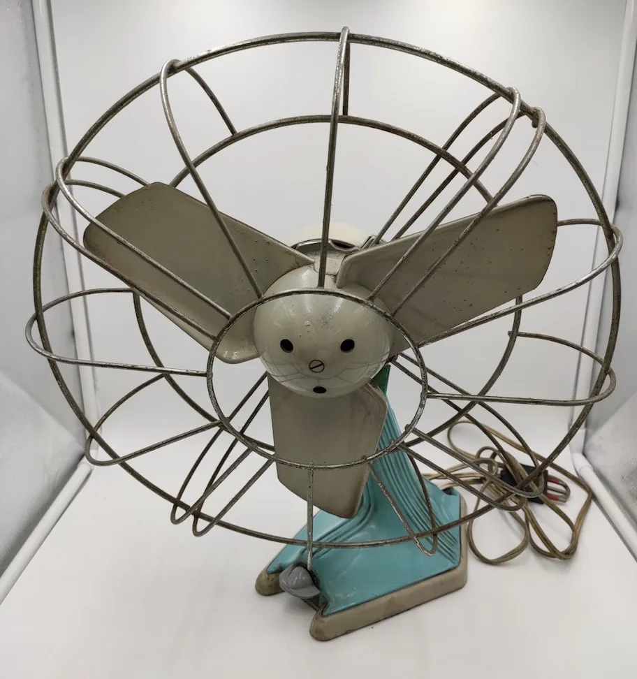 Vecchio ventilatore vintage Pezzoni anni '50 in metallo e bachelite