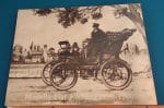 Serie di 5 pannelli in legno raffiguranti modelli storici di auto Fiat, dal 1899 al 1937.