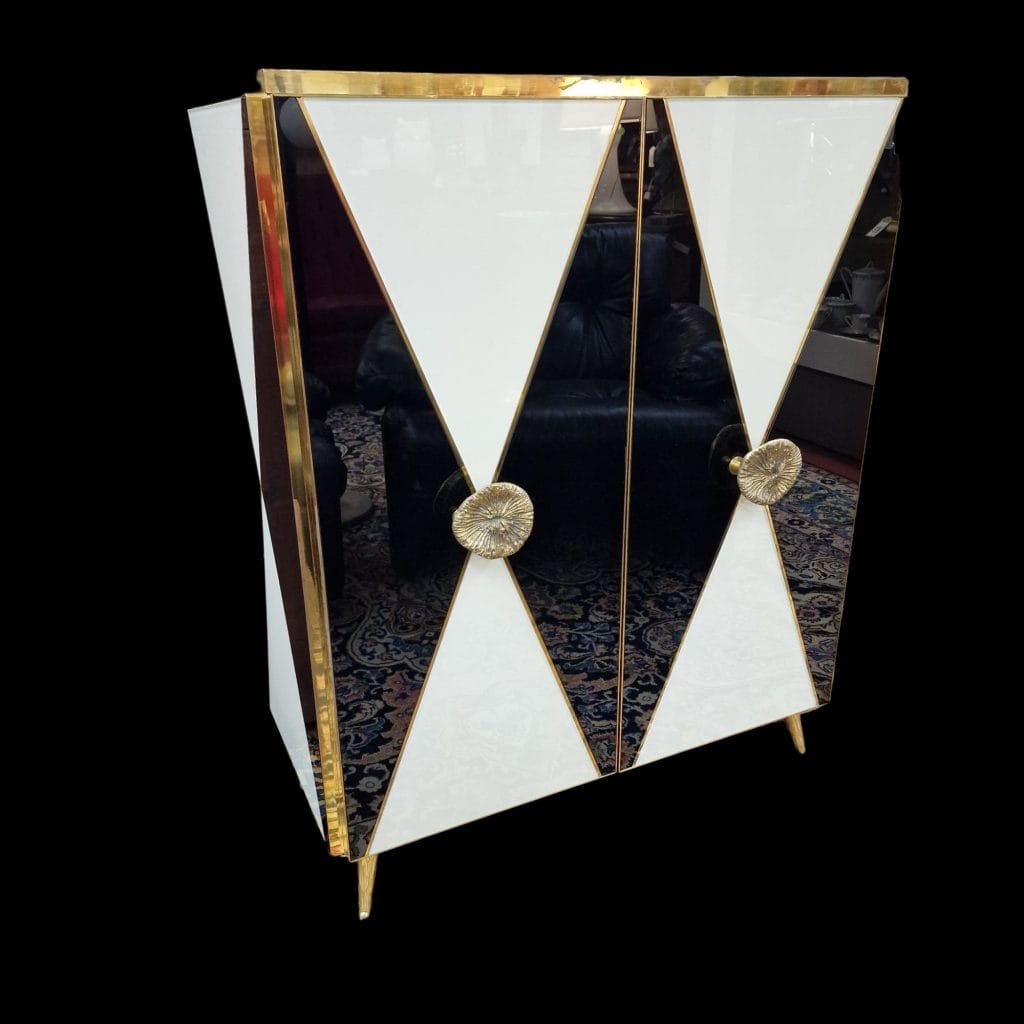 Mobile a 2 ante vintage in vetro con maniglie in bronzo e profili in ottone
