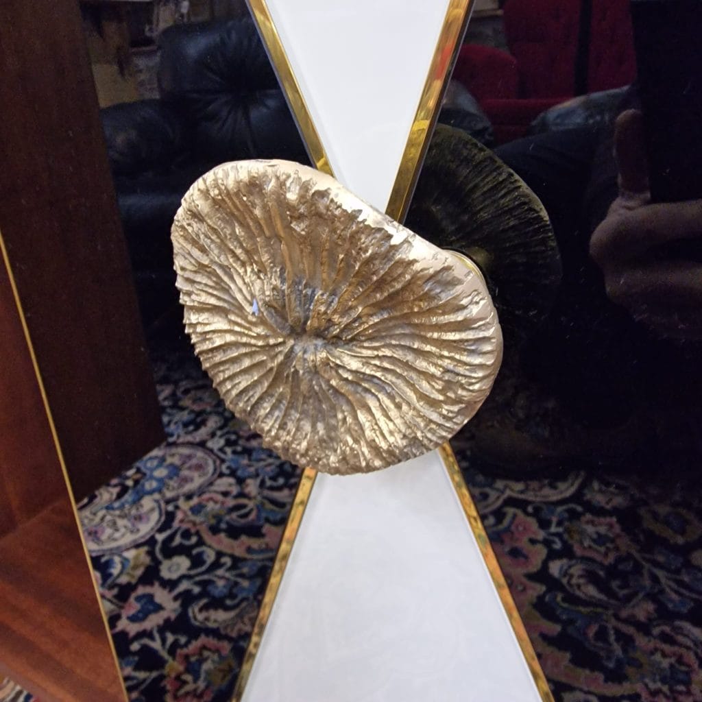 Mobile a 2 ante vintage in vetro con maniglie in bronzo e profili in ottone